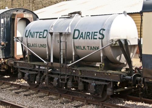 SR 4430 Six-wheel United Dairies milk tank built 1933